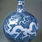 Blue-and-white porcelain flat vase with dragon pattern of Ming Dynasty