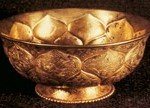 A Tang-dynasty gold bowl with lotus petal carving unearthed in Xian