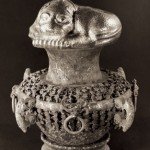A Warring States period copper kettle inlaid with gold beasts